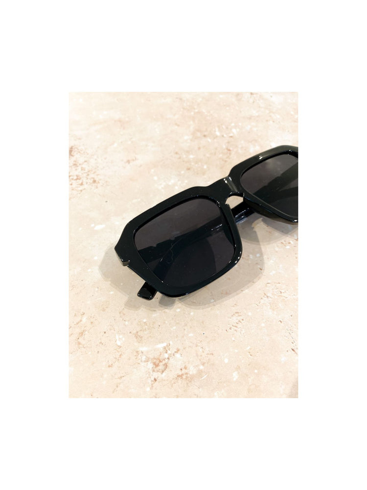
            
                Load image into Gallery viewer, Delaney Oversized Sunglasses (Black)
            
        
