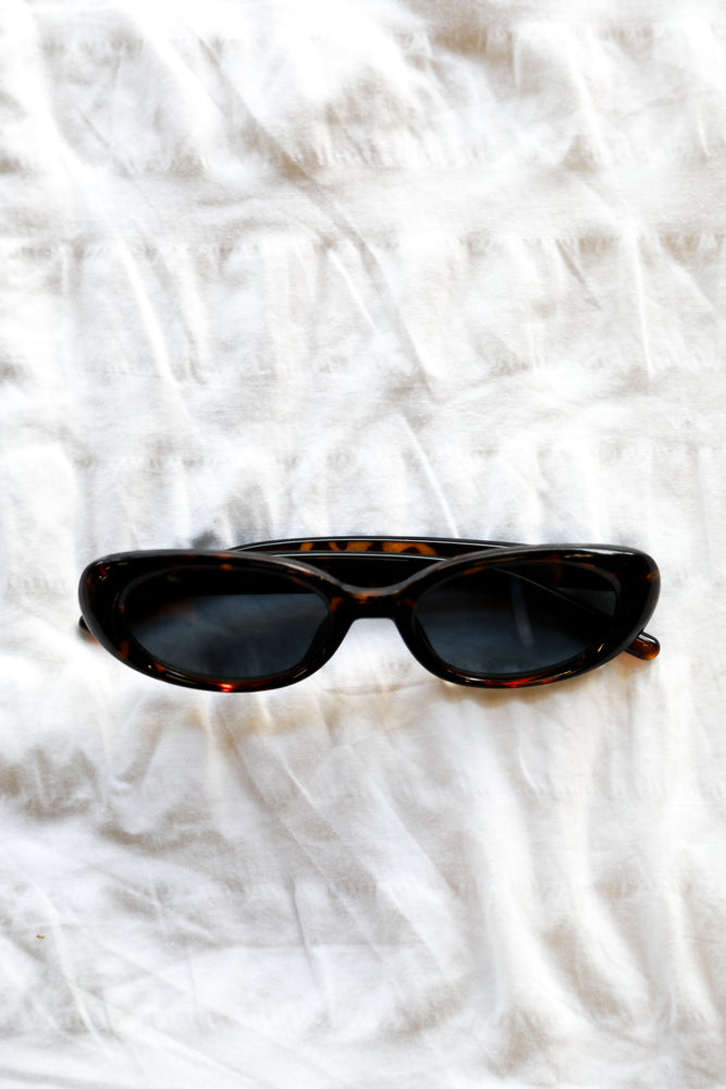 
            
                Load image into Gallery viewer, Mardi Oval Retro Sunglasses
            
        